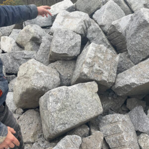 Vente Enrochement granite calibré - Les pierres du paysage